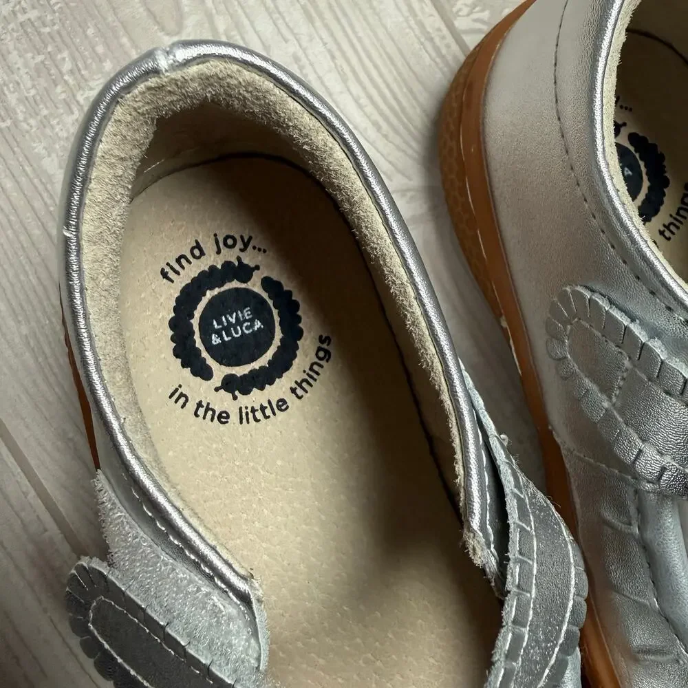 LIVIE AND LUCA Silver Ruffle Mary Jane’s Shoes SZ 9 Girls Shoes